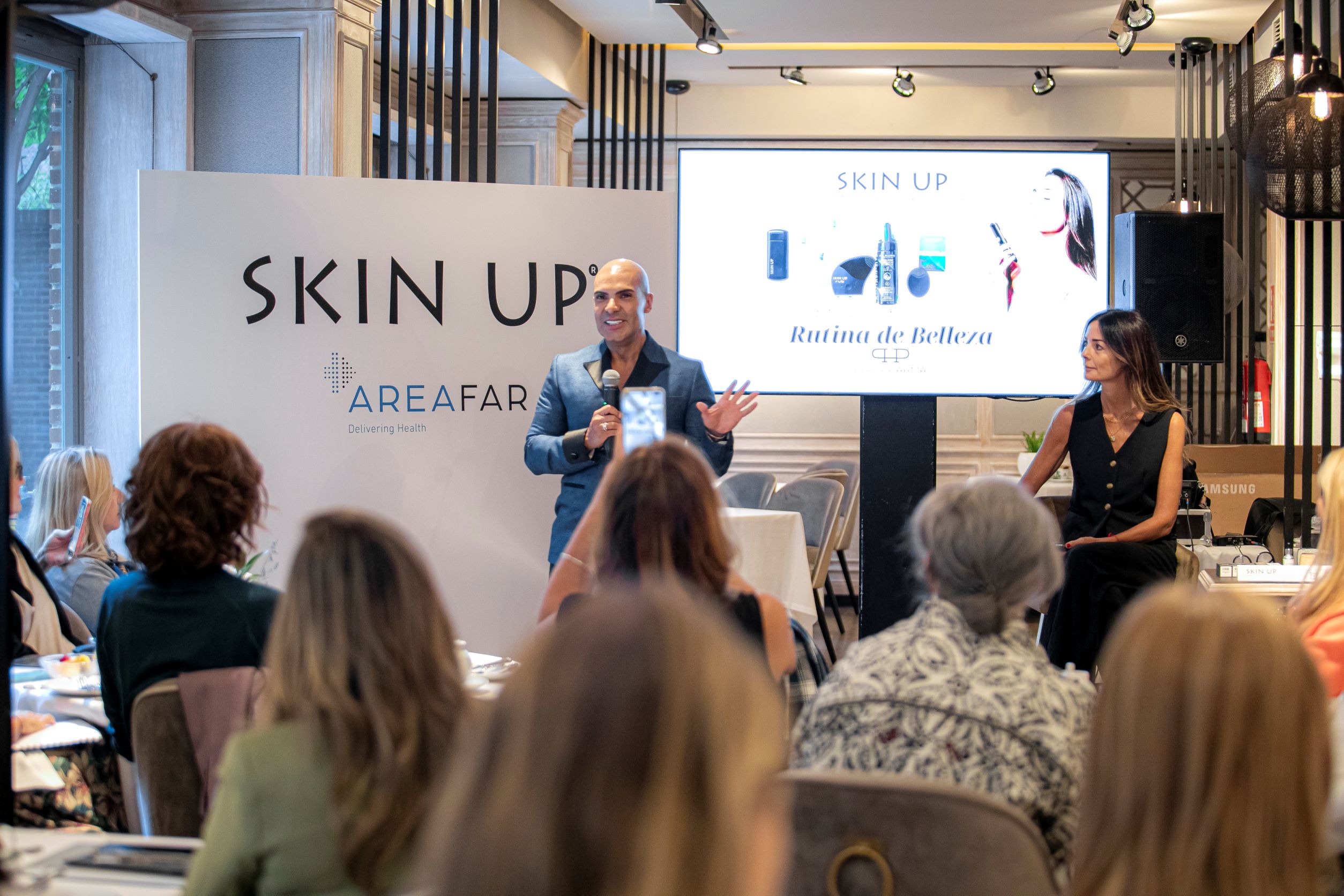 Areafar organiza evento para Laboratorios Phil Pharma donde presenta su línea de productos Skin up.